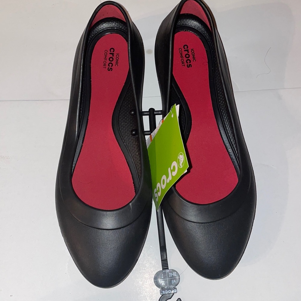 Black Crocs: Lina Flat